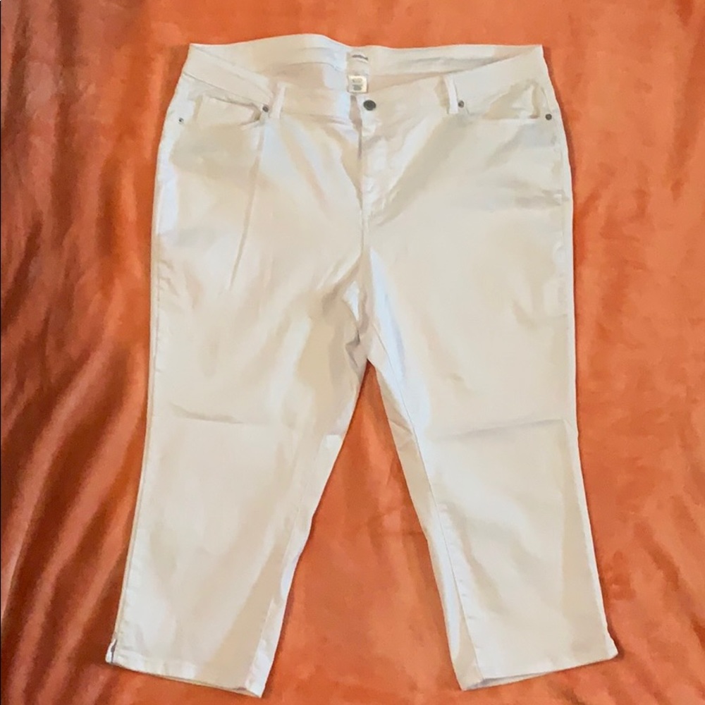 New never worn sz22 Westport white capris